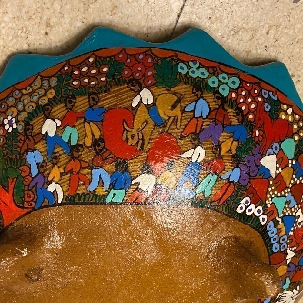 Mexican folk art decorative dish in vibrant colours and signed by artist JPS - Picture 6 of 13